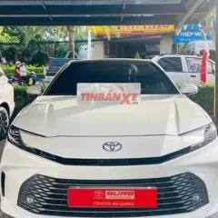 Toyota Camry HEV 2025 Trắng 15.000 km chính hãng