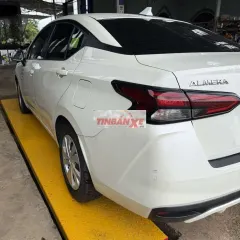 Nissan Almera Trắng