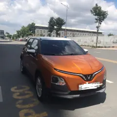 Xe ô tô điện VinFast VF5 Plus sản xuất 2024, màu cam-trắng, đã đi dưới 17.000 km (phiên bản thuê pin).