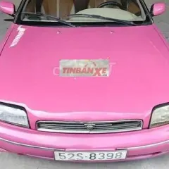 Nissan Bluebird Cổ điển màu Hồng