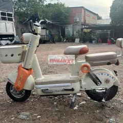 Xe điện màu cam + sạc