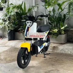Yadea XBull Trắng, vàng 2024.