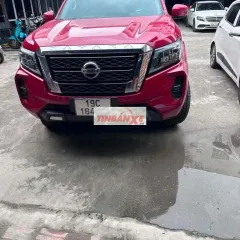 Nissan Navara bán tải màu Đỏ