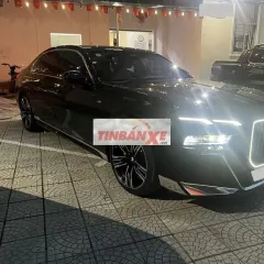 BMW 735i đen