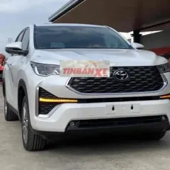 Toyota Innova Cross HEV trắng giao tháng 6