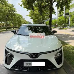 VinFast VF7 Eco 2026 Trắng 1 vạn km