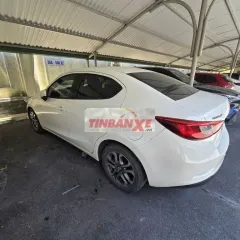 Mazda 2 Trắng 5 chỗ