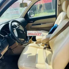 Ford Everest 7 chỗ màu Vàng cát