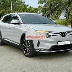 Vinfast VF8 plus 2025 pin mua trần kính 20.000km