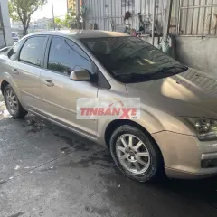 Ford Focus 5 chỗ màu Vàng cát