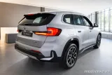 BMW X1 bạc trong showroom sang trọng