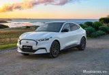 Ford Mustang Mach-E màu trắng (cận cảnh)