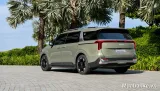 Kia Carnival đuôi xe màu xanh lá