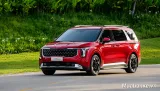 Kia Carnival màu đỏ 3/4 trước