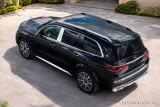 Maybach đen trong sân villa sang trọng