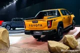 Toyota Hilux màu vàng 3/4 sau (góc khác)