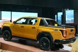 Toyota Hilux màu vàng 3/4 sau