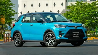 Toyota Raize tăng trưởng mạnh mẽ về mặt doanh số, bám đuổi sát sao đối thủ Kia Sonet tại thị trường Việt Nam.
