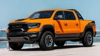 Bộ đôi siêu bán tải RAM 1500 TRX  bắt gặp khi đang cập cảng tại Việt Nam.