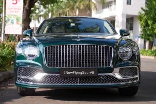 Cận cảnh Bentley Flying Spur V8 với màu sơn bắt mắt tại Việt Nam