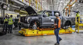 Ford F-150 Lightning dòng xe bán tải điện lộ diện hình ảnh thực tế tại nhà máy