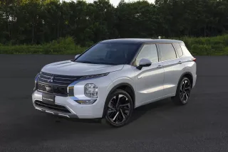 Lộ diện Mitsubishi Outlander PHEV 2022: Trang bị thêm nhiều công nghệ hiện đại