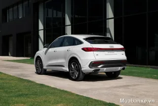 Audi Q5 2026 màu trắng nhìn từ phía sau