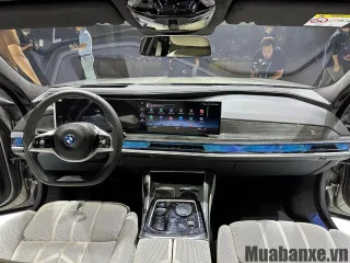 Tap-lô và vô-lăng BMW i7