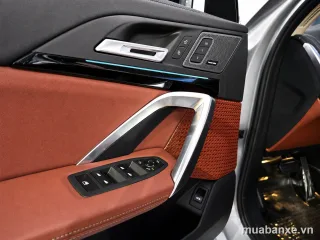 Cận cảnh cửa lái BMW X1 2026