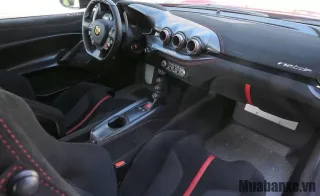 Tap-lô và vô-lăng Ferrari F12 Berlinetta