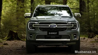 Ford Everest đầu xe nhìn trước trong rừng