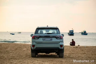 Ford Everest nhìn từ phía sau trên bãi biển (góc khác)