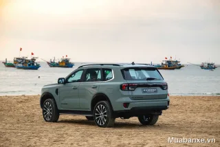 Ford Everest nhìn từ phía sau trên bãi biển (cận cảnh)