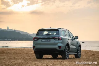 Ford Everest nhìn từ phía sau trên bãi biển