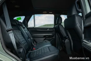 Ford Everest hàng ghế sau với thiết kế sang trọng và tiện nghi.