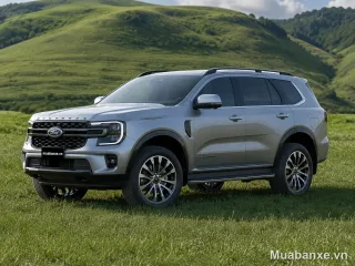 Ford Everest màu bạc góc 3/4 trước, nổi bật giữa thiên nhiên xanh tươi.