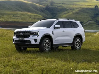 Ford Everest màu trắng nhìn từ góc 3/4 trước