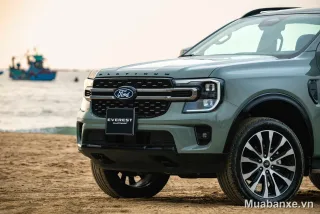 Ford Everest màu xanh 3/4 trước, nổi bật trên bãi biển.