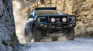 Ford Everest màu xanh 3/4 trước trên địa hình khó khăn.