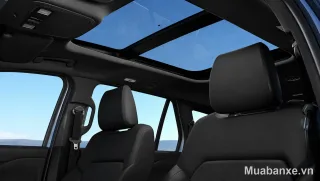Ford Everest cửa sổ trời với ánh sáng tự nhiên