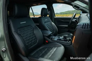 Ford Everest hàng ghế trước với thiết kế hiện đại và tiện nghi.
