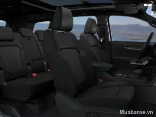 Ford Everest hàng ghế trước với thiết kế hiện đại và tiện nghi (góc khác)