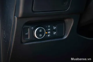 Ford Everest nút bấm đèn trong xe