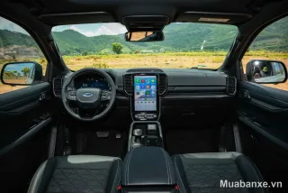 Ford Everest vô lăng và màn hình giải trí trong xe