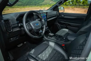 Ford Everest vô lăng và màn hình giải trí (góc khác)