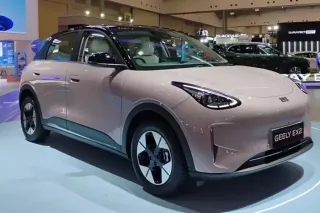 Geely EX2 màu hồng