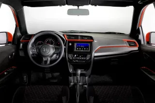 Tap-lô và vô-lăng Honda Brio