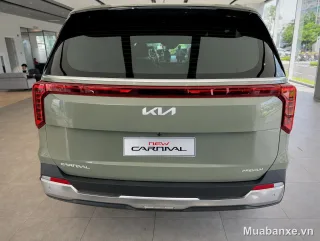 Kia Carnival màu xanh lá nhìn từ phía sau, góc chụp rõ nét.
