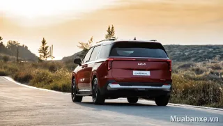 Kia Carnival đuôi xe màu đỏ nhìn từ sau