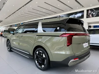 Kia Carnival đuôi xe màu xanh quân đội